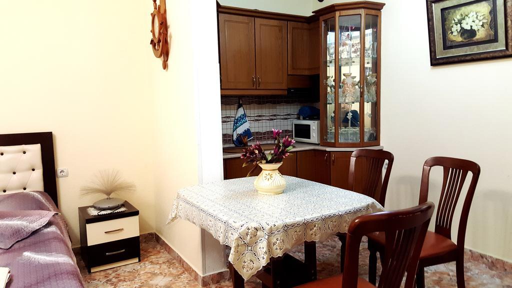 Berberi Guest House Pogradec Exterior photo