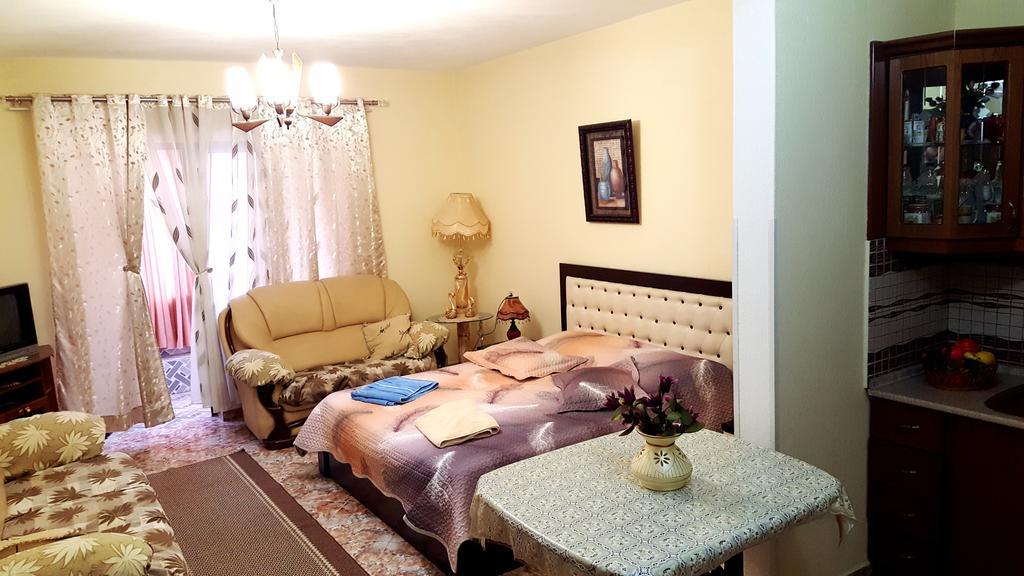 Berberi Guest House Pogradec Exterior photo