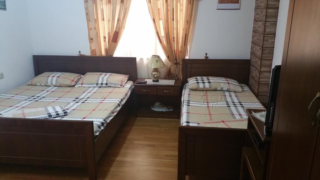 Berberi Guest House Pogradec Exterior photo