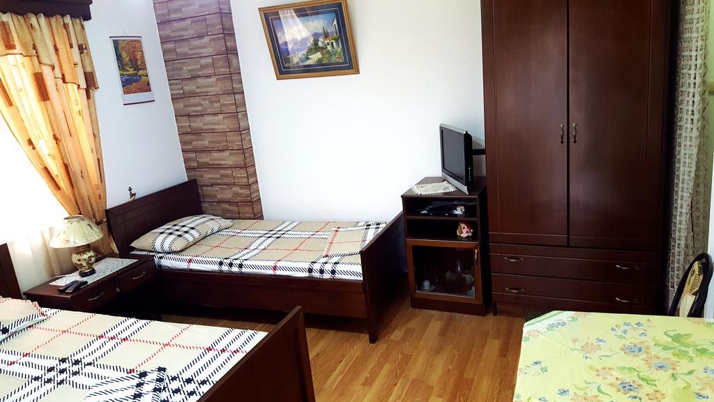 Berberi Guest House Pogradec Exterior photo